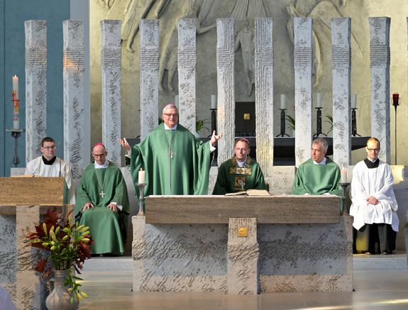 Speyers Bischof Dr. Karl-Heinz Wiesemann (3. von links) begrüßte alle Anwesenden zum gemeinsamen Gottesdienst 