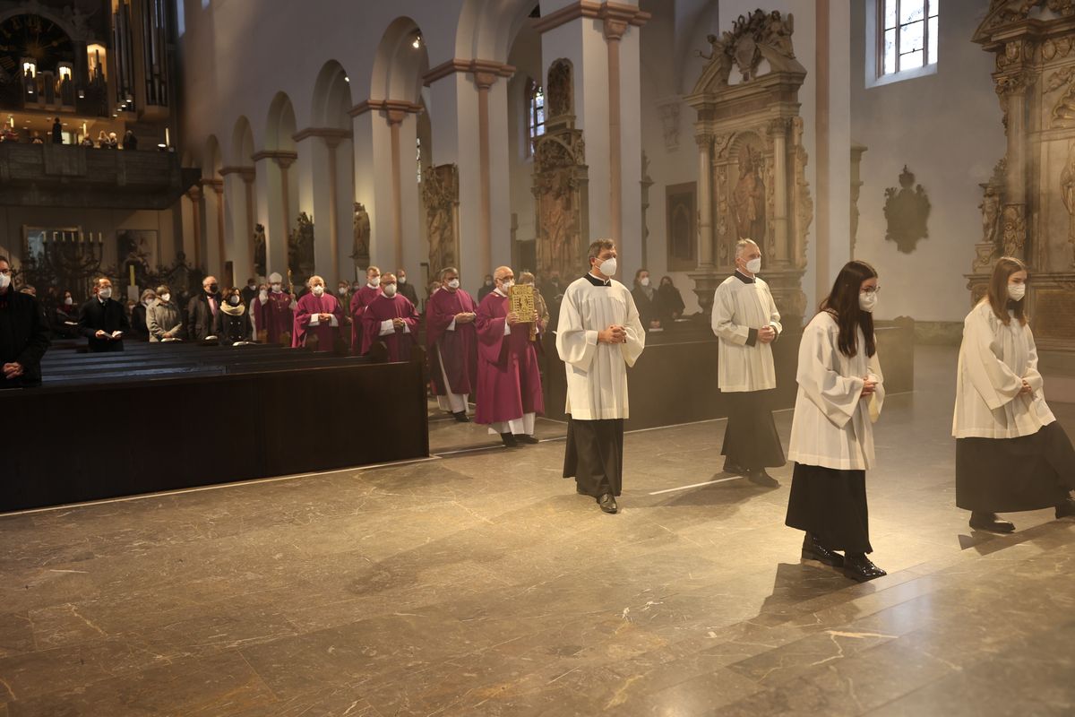 Einen adventlichen Gottesdienst für die Mitarbeitenden von Caritas und Bischöflichem Ordinariat Würzburg hat Bischof Dr. Franz Jung am Donnerstag, 16. Dezember, im Kiliansdom gefeiert.