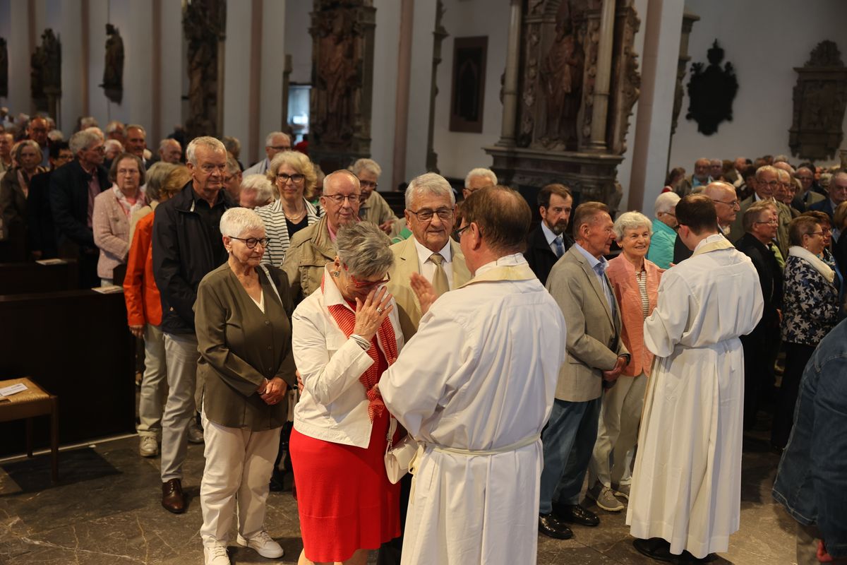 Seelsorgerinnen und Seelsorger spendeten nach dem Gottesdienst den Jubelpaaren individuell den Segen. 
