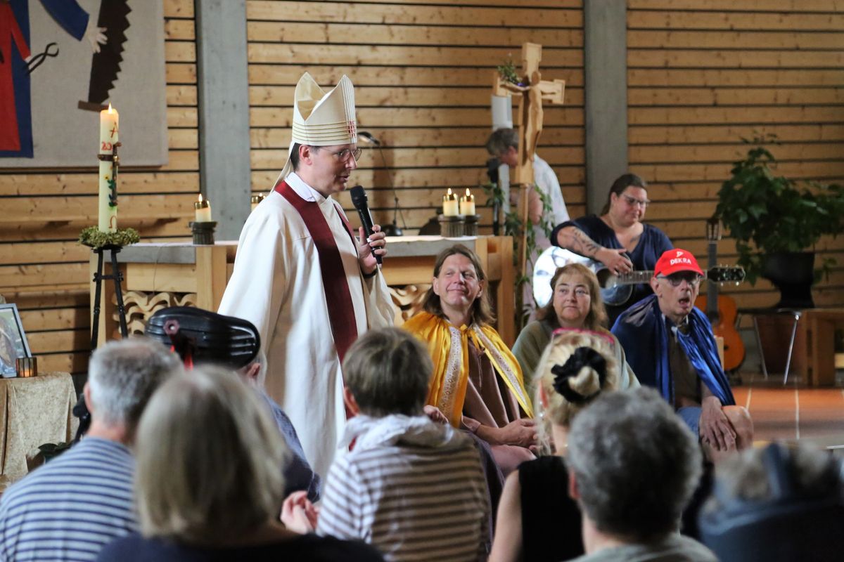 Weihbischof Paul Reder sagt am Mittwoch,10. Juli, in der Behinderteneinrichtung Sankt-Josefs-Stift in Eisingen in seiner Predigt: "Für Gott ist niemand zu klein, für Gott ist niemand unwichtig.“