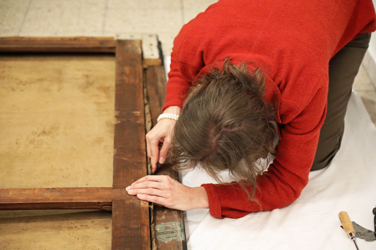 Restauratorin Gudrun Hanika greift zur Spachtel.