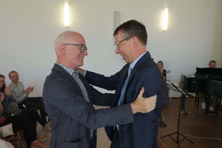 Für die Deutsche Bischofskonferenz wünschte Pressesprecher Dr. Matthias Kopp (rechts) Johannes Simon alles Gute für den Ruhestand und danke ihm für das langjährige Engagement für Pfarrbriefservice.de.