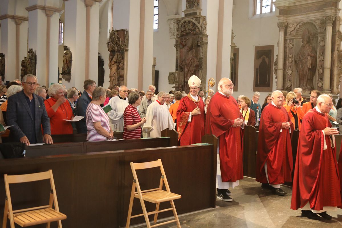 Weihbischof Paul Reder feierte am Dienstagabend, 8. Juli, einen Kiliani-Pontifikalgottesdienst mit den Katholischen Erwachsenenverbänden im Kiliansdom. 