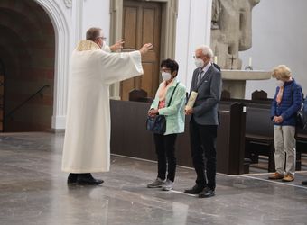 Im Anschluss an den Ehejubilarsgottesdienst mit Weihbischof Ulrich Boom am Freitagvormittag, 2. Juli, konnten sich die Paare von ihm und weiteren Priestern und Diakonen segnen lassen.