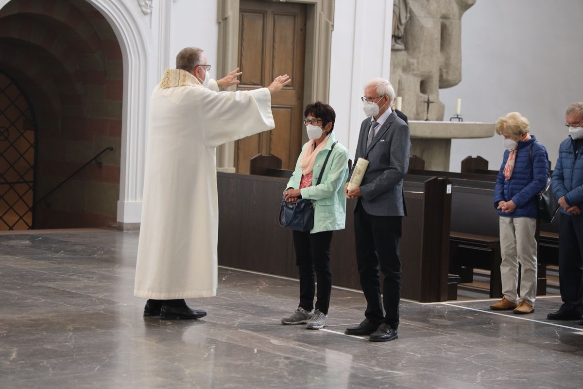 2721/0646 Ehejubilare Freitag, 2- Juli vormittags WB Boom_28488 Im Anschluss an den Ehejubilarsgottesdienst mit Weihbischof Ulrich Boom am Freitagvormittag, 2. Juli, konnten sich die Paare von ihm und weiteren Priestern und Diakonen segnen lassen.