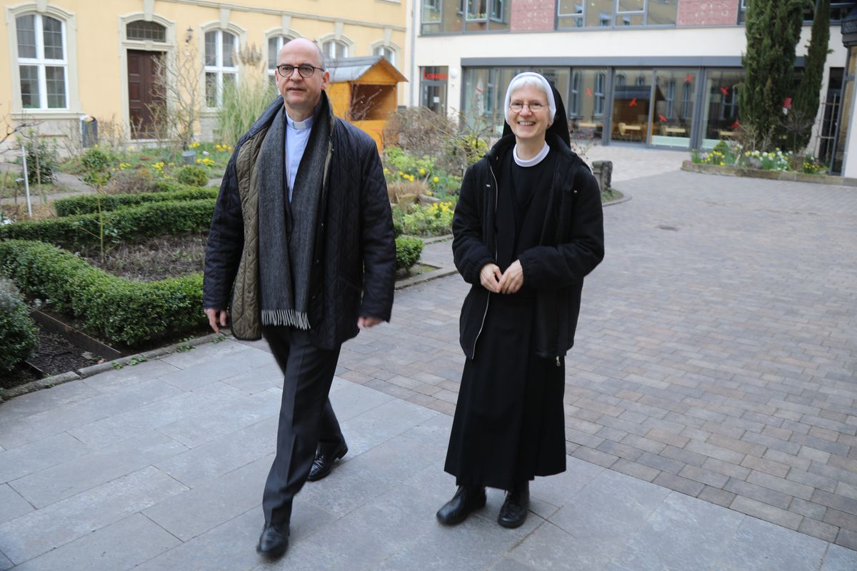 1525/0353 Bischof Jung besucht Sankt-Ursula-Schule_56992