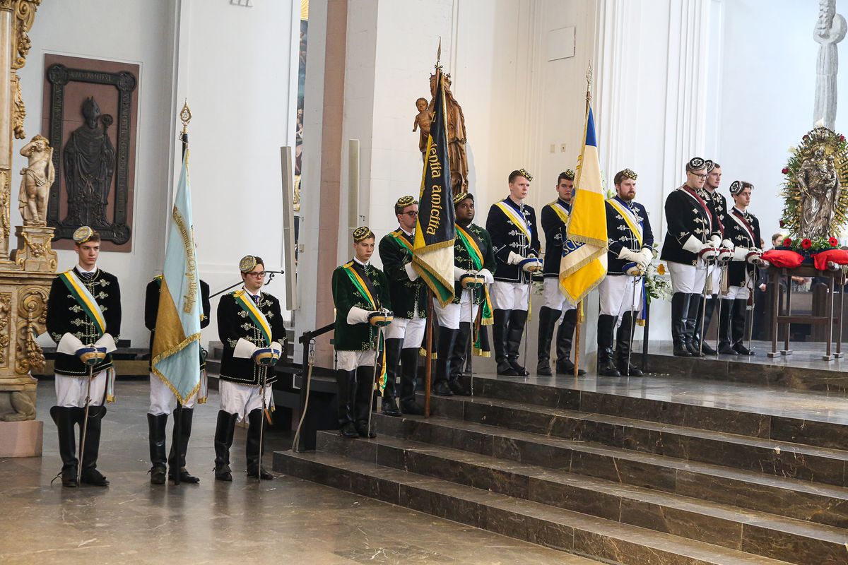 Die Fronleichnamsprozession in Würzburg stand unter dem Motto "Denn Gott hat uns nicht einen Geist der Verzagtheit gegeben, sondern den Geist der Kraft, der Liebe und Besonnenheit".