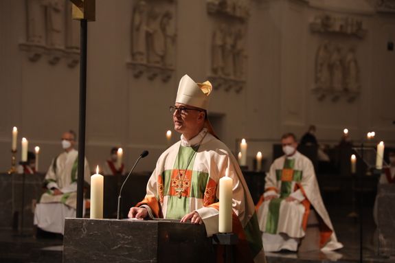 Bischof Dr. Franz Jung betonte in seiner Predigt in der Osternacht,  Gott gebe wie bei Ezechiel verheißen den Menschen ein neues Herz. „Wie den Grabstein Jesu rollt der Herr an Ostern die Steine weg, die unser Herz beschweren, damit wir wieder aufatmen können. "