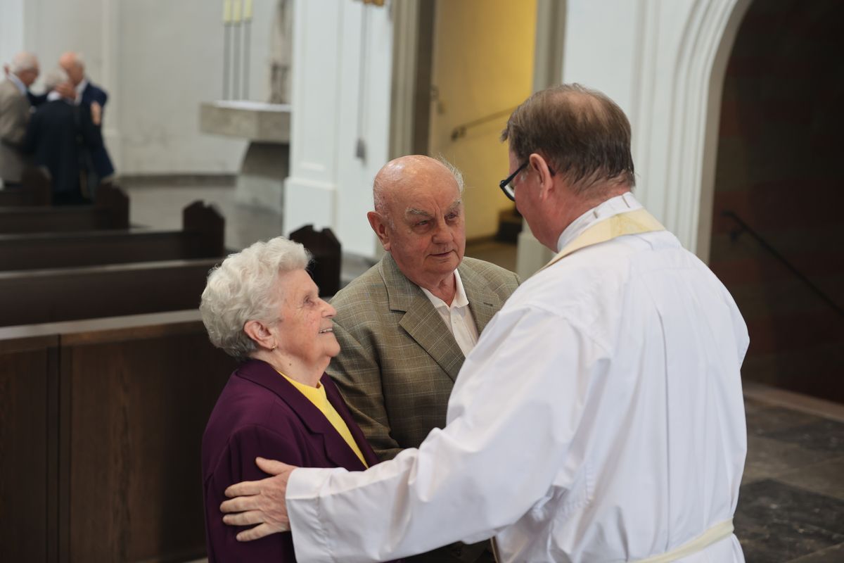Seelsorgerinnen und Seelsorger spendeten nach dem Gottesdienst den Jubelpaaren individuell den Segen. 