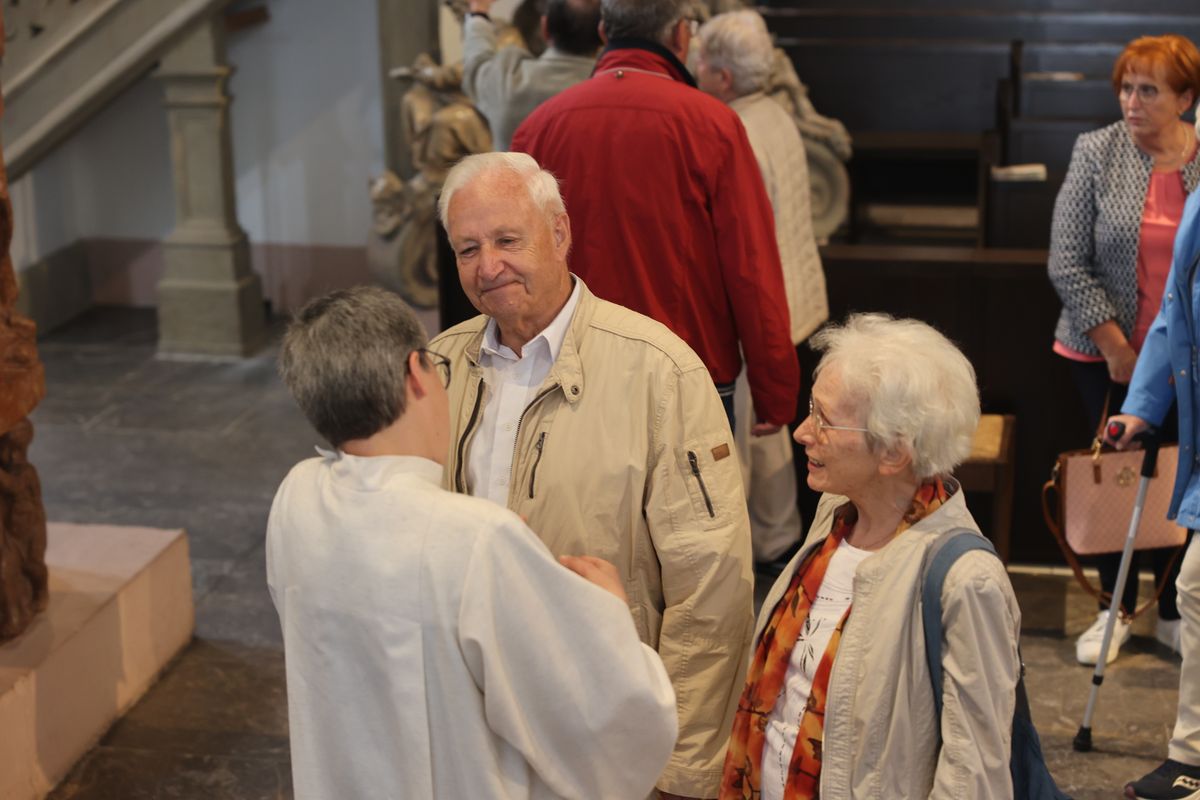 Seelsorgerinnen und Seelsorger spendeten nach dem Gottesdienst den Jubelpaaren individuell den Segen. 