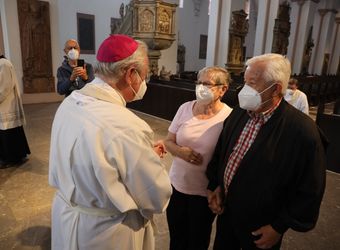 Bischof em. Dr. Friedhelm Hofmann feierte am Freitagnachmittag, 25. Juni, einen Dankgottesdienst mit Ehepaaren, die seit 50, 60 oder 65 Jahren verheiratet sind. Anschließend spendeten der Bischof sowie weitere Priester und Diakone den Jubilaren mit Abstand den Segen.