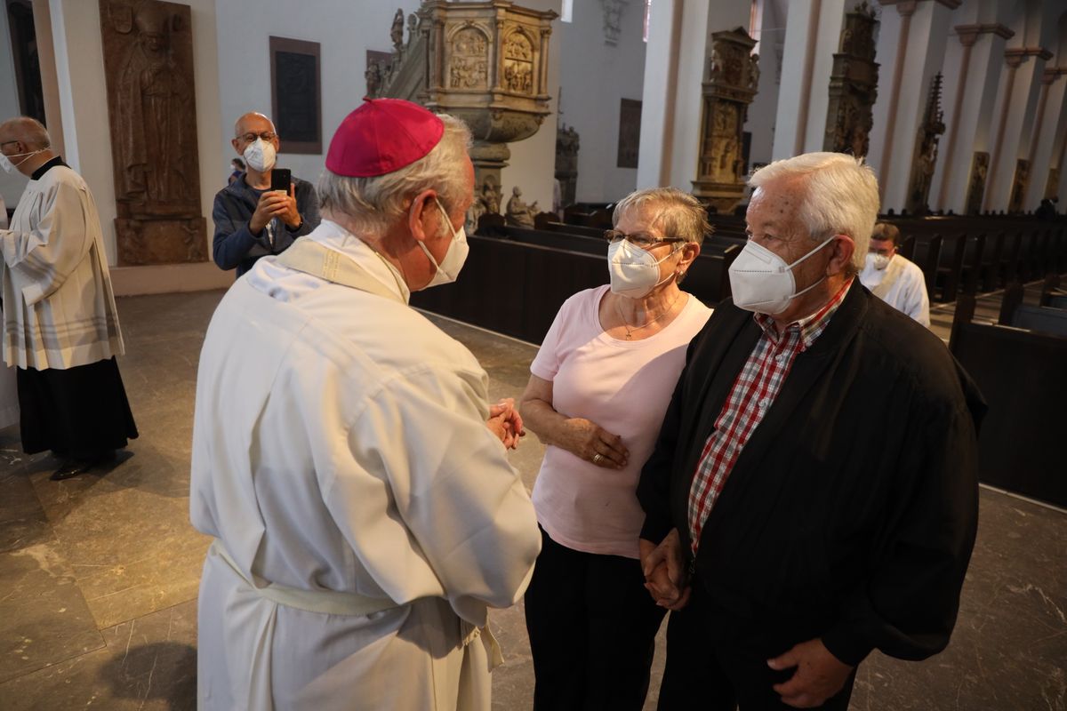 Bischof em. Dr. Friedhelm Hofmann feierte am Freitagnachmittag, 25. Juni, einen Dankgottesdienst mit Ehepaaren, die seit 50, 60 oder 65 Jahren verheiratet sind. Anschließend spendeten der Bischof sowie weitere Priester und Diakone den Jubilaren mit Abstand den Segen.