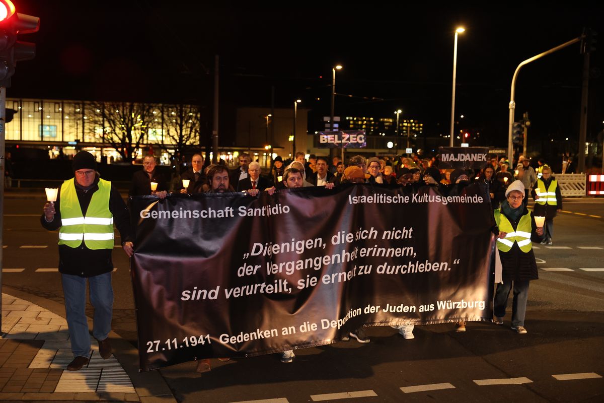 An die erste Deportation von jüdischen Menschen aus Würzburg durch die Nationalsozialisten am 27. November 1941 erinnerte ein von der Gemeinschaft Sant