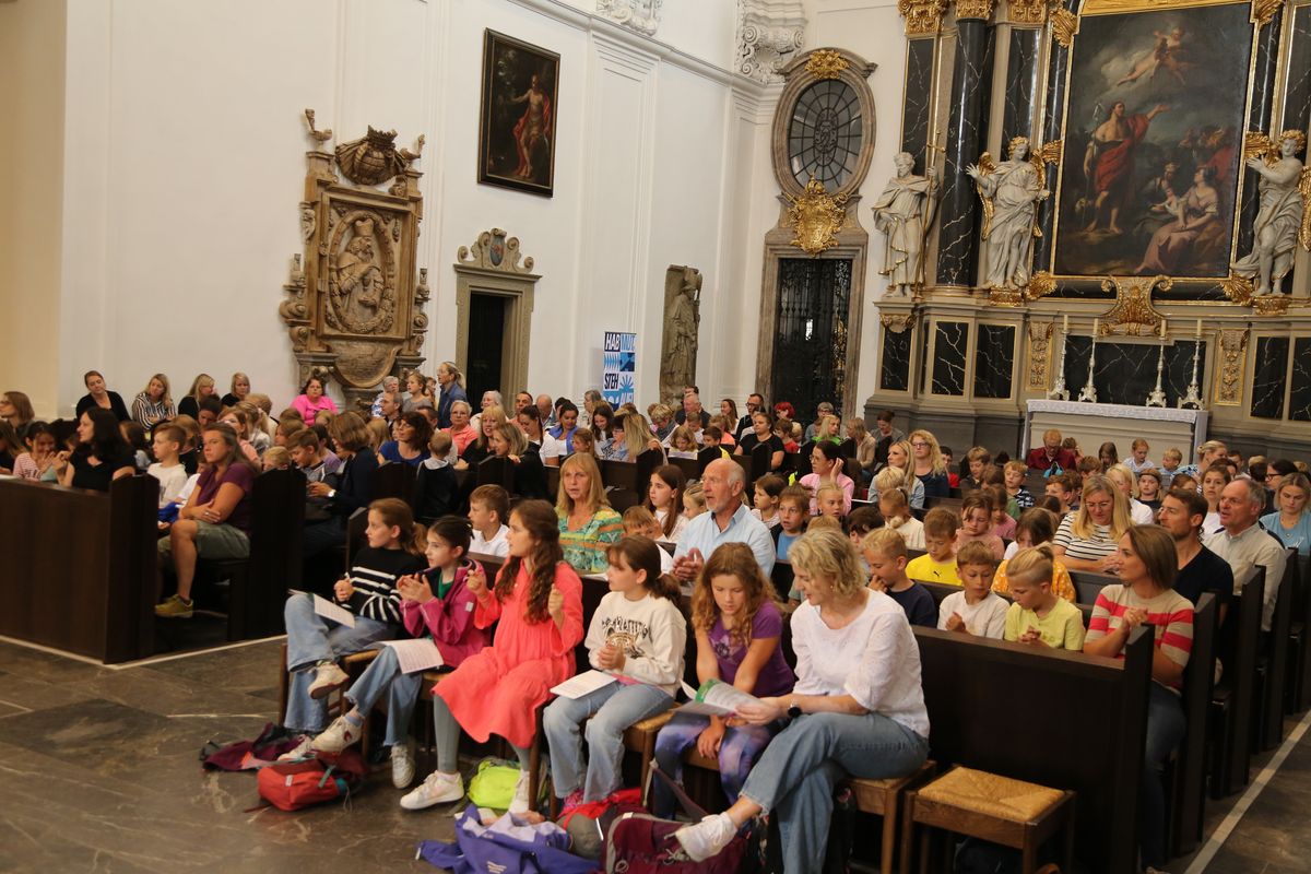 Über 1400 Kinder und ihre Begleiter sind am Montagvormittag, 7. Juli 2025, zum Gottesdienst für Erstkommunionkinder mit Bischof Dr. Franz Jung in den Würzburger Kiliansdom gekommen. 