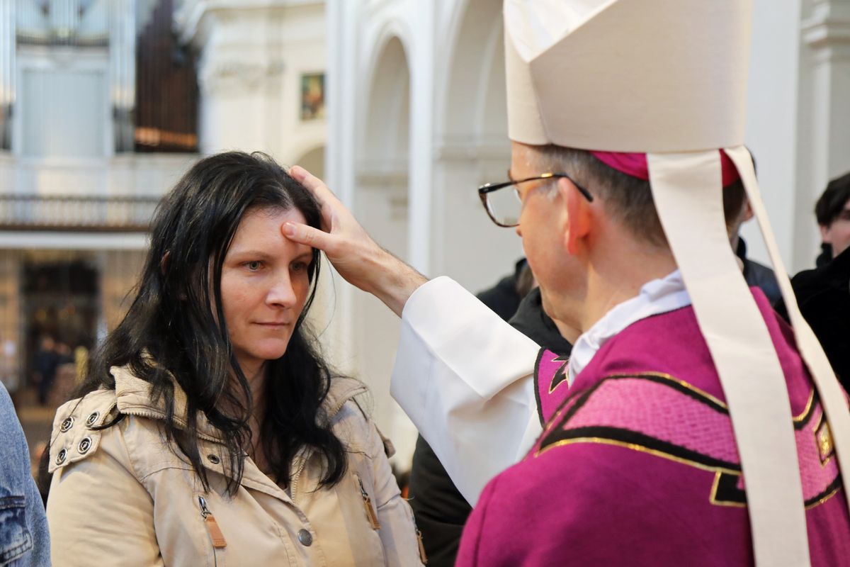 Bei einer Feier im Neumünster ließ Bischof Dr. Franz Jung 20 Erwachsene zu Taufe, Firmung und Eucharistie zu sowie eine Bewerberin für die Erwachsenenfirmung.