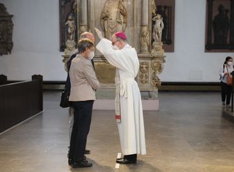 Bischof Dr. Franz Jung segnete nach dem Gottesdienst die Ehejubilare.