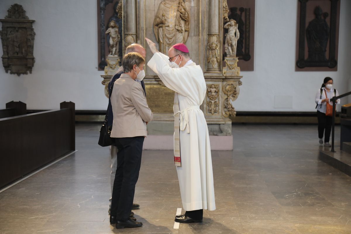 2721/0630_Ehejubilare mit Bischof Franz Jung_28205 Bischof Dr. Franz Jung segnete nach dem Gottesdienst die Ehejubilare.