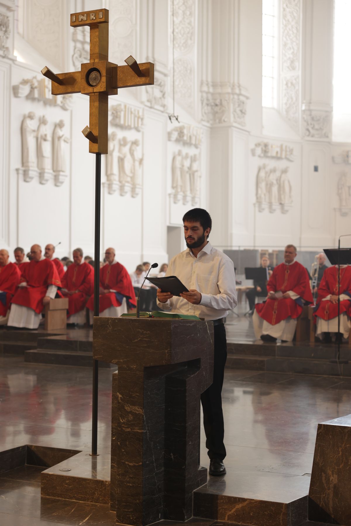 Mit einer Reliquienprozession von Sankt Burkard über die Alte Mainbrücke und einem Pontifikalgottesdienst im Kiliansdom ist am Sonntag, 6. Juli, die Kiliani-Wallfahrtswoche 2025 eröffnet worden.