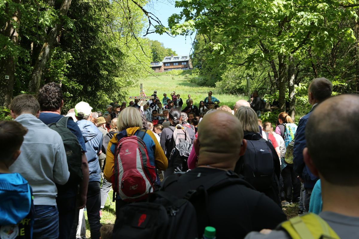 Fast 400 Gläubige haben an der Ökumenischen Kreuzbergwallfahrt mit Bischof Jung und Regionalbischöfin Bornowski teilgenommen.  Fast 400 Gläubige haben an der Ökumenischen Kreuzbergwallfahrt mit Bischof Jung und Regionalbischöfin Bornowski teilgenommen.