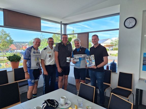 Polizeiseelsorger Pastoralreferent Matthias Zöller (2. von rechts) besuchte mit dem Fahrrad alle Polizeistationen in Unterfranken.