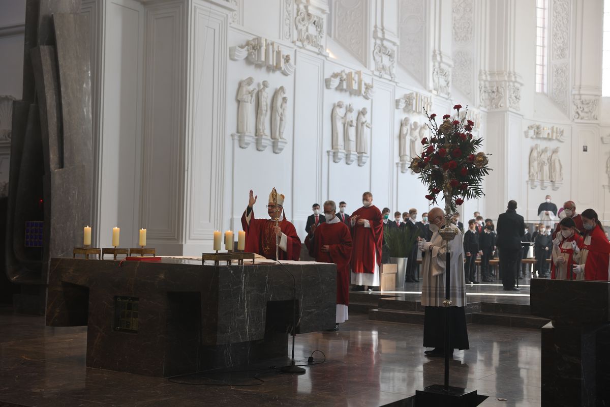 Bischof Dr. Franz Jung feierte am Sonntag, 10. April, in Würzburg die Palmsonntagsliturgie.