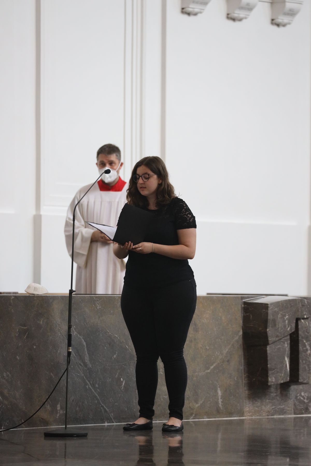 Mit rund 110 Ehepaaren aus der ganzen Diözese hat Weihbischof Ulrich Boom am Mittwochnachmittag, 23. Juni, einen Pontifikalgottesdienst gefeiert. Eingeladen waren Ehejubilare, die in den Jahren 2020 und 2021 auf 50, 60 oder 65 gemeinsame Jahre zurückblicken.