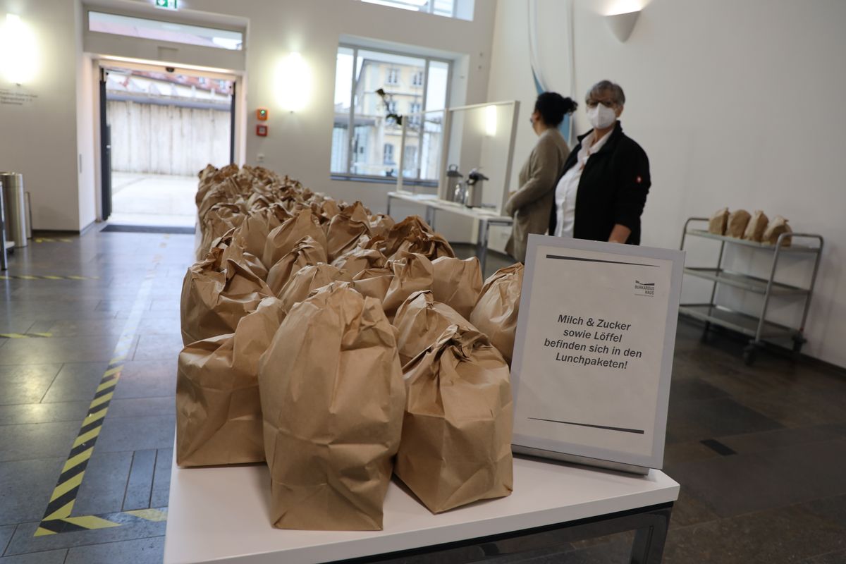 Weil coronabedingt kein Empfang möglich war, erhielten die Soldatinnen und Soldaten nach dem Gottesdienst ein Lunchpaket und Kaffee zum Mitnehmen im Burkardushaus.