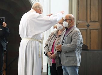 Bischof em. Dr. Friedhelm Hofmann feierte am Mittwochvormittag, 23. Juni, im Kiliansdom einen Pontifikalgottesdienst für Ehejubilare, die in den Jahren 2020 und 2021 auf 50, 60 oder 65 gemeinsame Jahre zurückblicken.