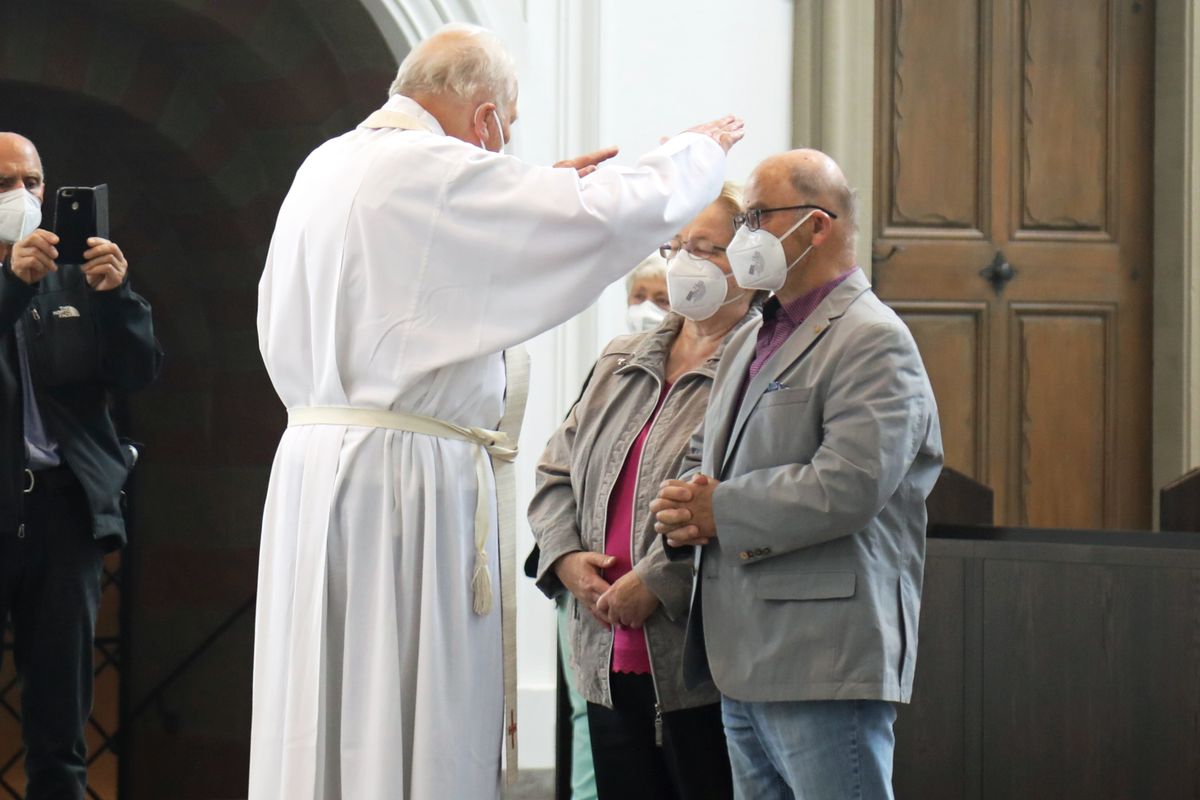 Bischof em. Dr. Friedhelm Hofmann feierte am Mittwochvormittag, 23. Juni, im Kiliansdom einen Pontifikalgottesdienst für Ehejubilare, die in den Jahren 2020 und 2021 auf 50, 60 oder 65 gemeinsame Jahre zurückblicken. Bischof em. Dr. Friedhelm Hofmann feierte am Mittwochvormittag, 23. Juni, im Kiliansdom einen Pontifikalgottesdienst für Ehejubilare, die in den Jahren 2020 und 2021 auf 50, 60 oder 65 gemeinsame Jahre zurückblicken.