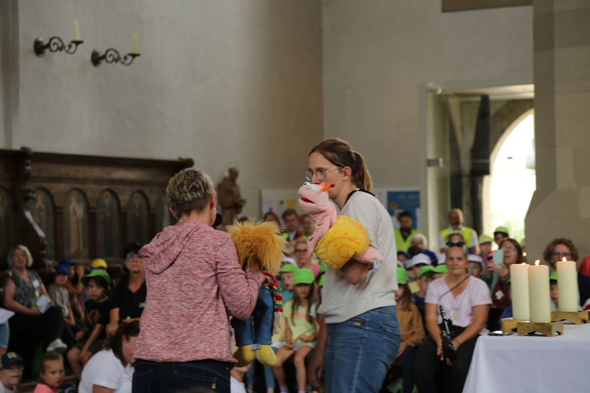 Rund 900 Kindergartenkinder haben am Freitag, 11. Juli, einen Gottesdienst mit Bischof Dr. Franz Jung in der Kirche Sankt Burkard gefeiert. Im Anschluss zogen sie über die Alte Mainbrücke in den Kiliansdom. 