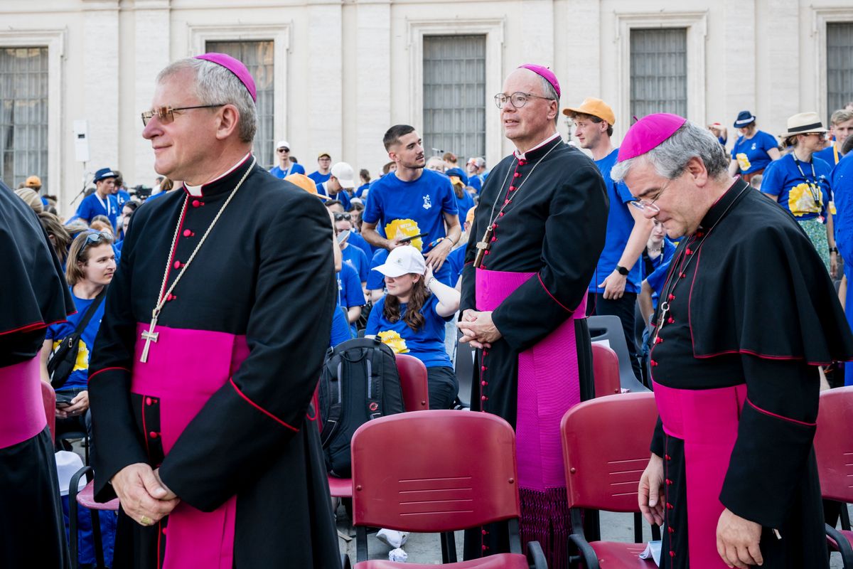 Der "Chor der Nationen" saß bei der Papstaudienz auf der linken Seite direkt hinter den Bischöfen. Johanna Breid und Anton Bracklow saßen in der ersten Reihe des Chors. Der "Chor der Nationen" saß bei der Papstaudienz auf der linken Seite direkt hinter den Bischöfen. Johanna Breid und Anton Bracklow saßen in der ersten Reihe des Chors.