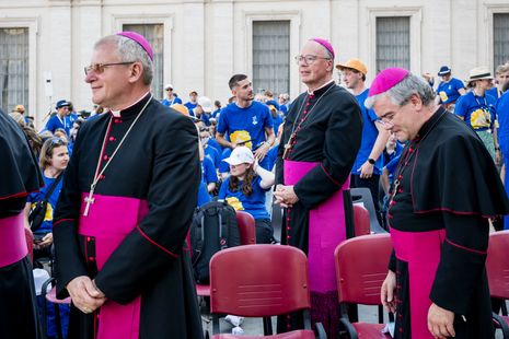 Der "Chor der Nationen" saß bei der Papstaudienz auf der linken Seite direkt hinter den Bischöfen. Johanna Breid und Anton Bracklow saßen in der ersten Reihe des Chors. Der "Chor der Nationen" saß bei der Papstaudienz auf der linken Seite direkt hinter den Bischöfen. Johanna Breid und Anton Bracklow saßen in der ersten Reihe des Chors.