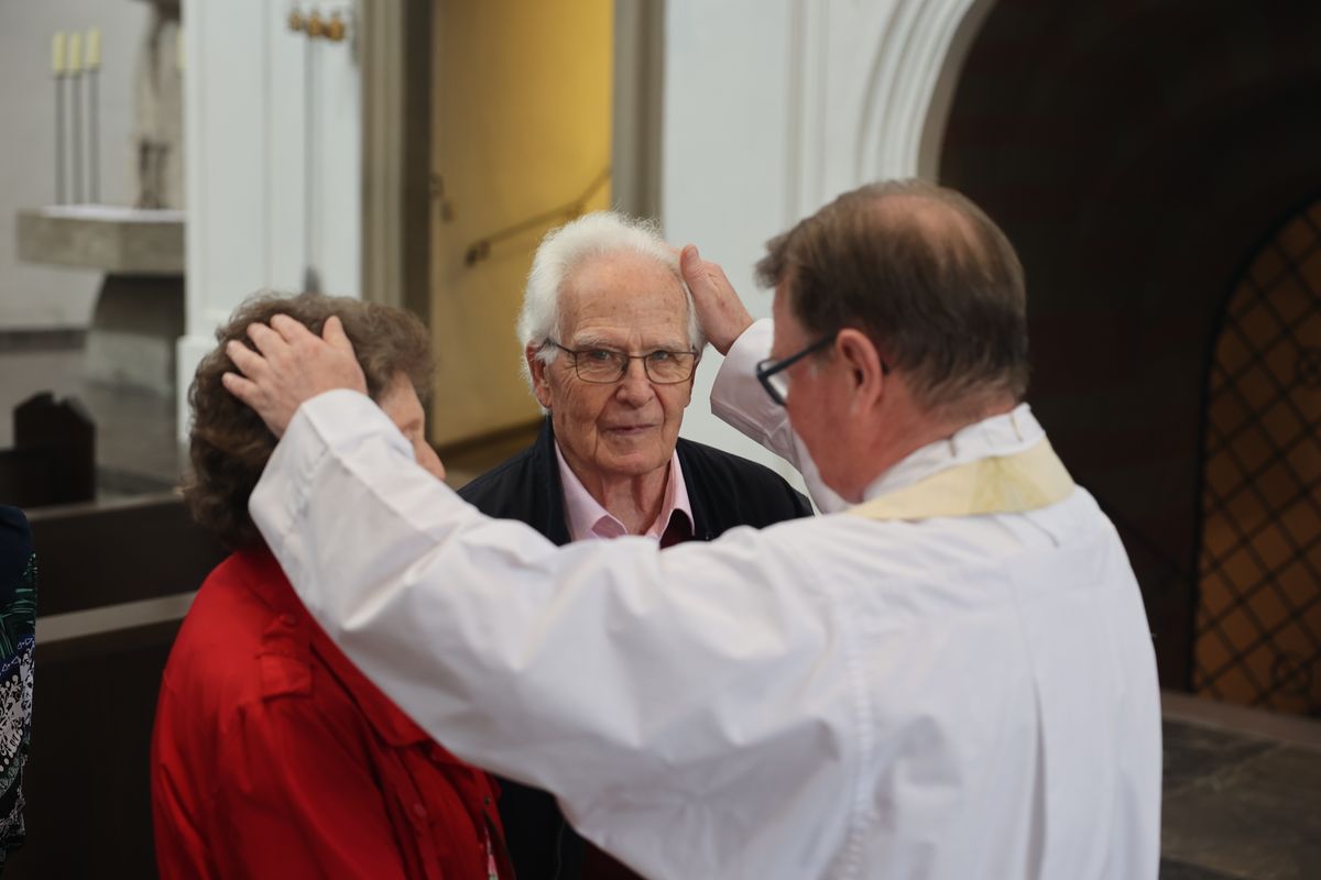 Seelsorgerinnen und Seelsorger spendeten nach dem Gottesdienst den Jubelpaaren individuell den Segen. 