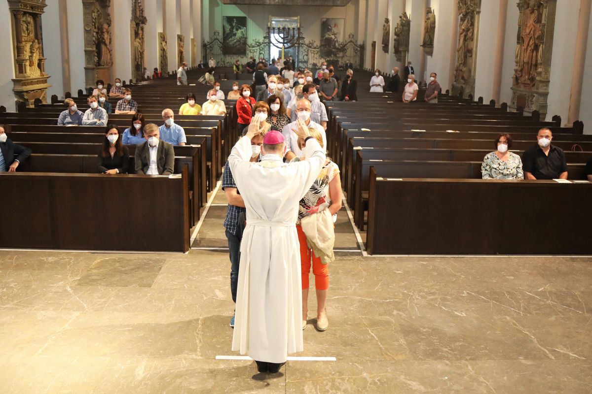 2721/0649 Dankgottesdienst für Ehejubilare mit Bischof Jung am Freitagabend, 2. Juli_28561 Mit rund 120 Ehepaaren aus der ganzen Diözese, die 2020 oder 2021 ihr silbernes Ehejubiläum feiern, hat Bischof Dr. Franz Jung am Freitagabend, 2. Juli, einen Gottesdienst im Würzburger Kiliansdom gefeiert.