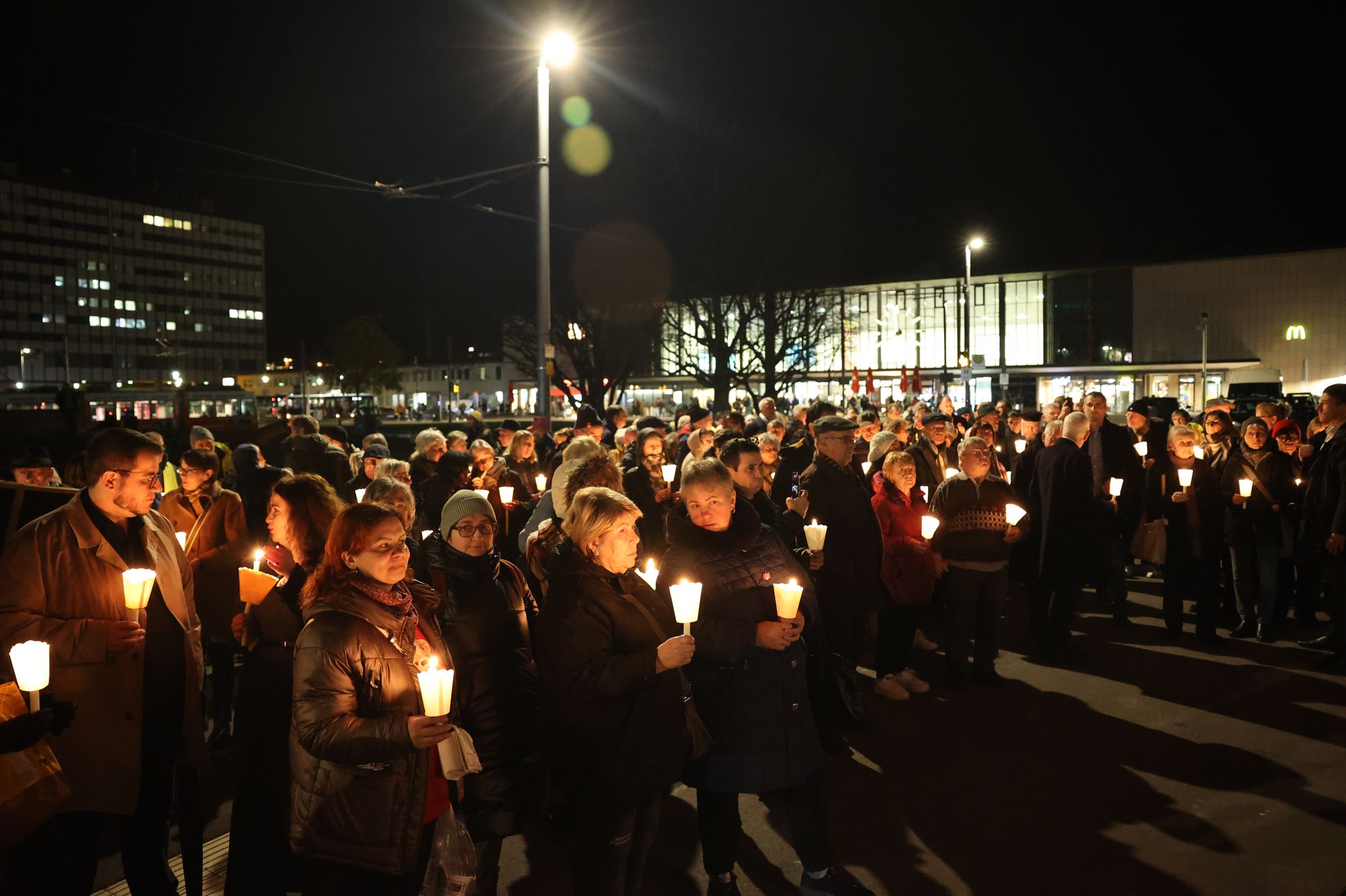An die erste Deportation von jüdischen Menschen aus Würzburg durch die Nationalsozialisten am 27. November 1941 erinnerte ein von der Gemeinschaft Sant