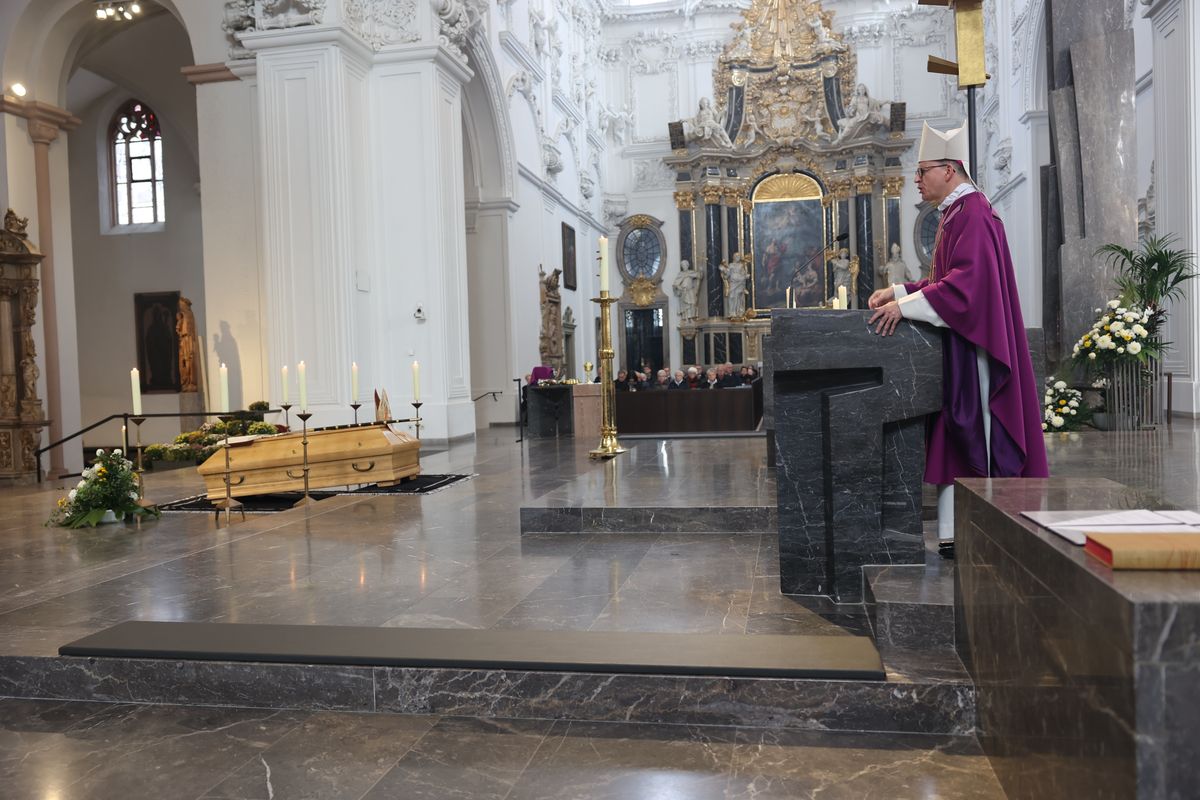 Bischof Dr. Franz Jung feierte am Samstag, 12. Oktober, im Würzburger KIliansdom ein Pontifikalrequiem für Weihbischof em. Helmut Bauer. Die anschließende Beisetzung leitete Dompropst Weihbischof Paul Reder.