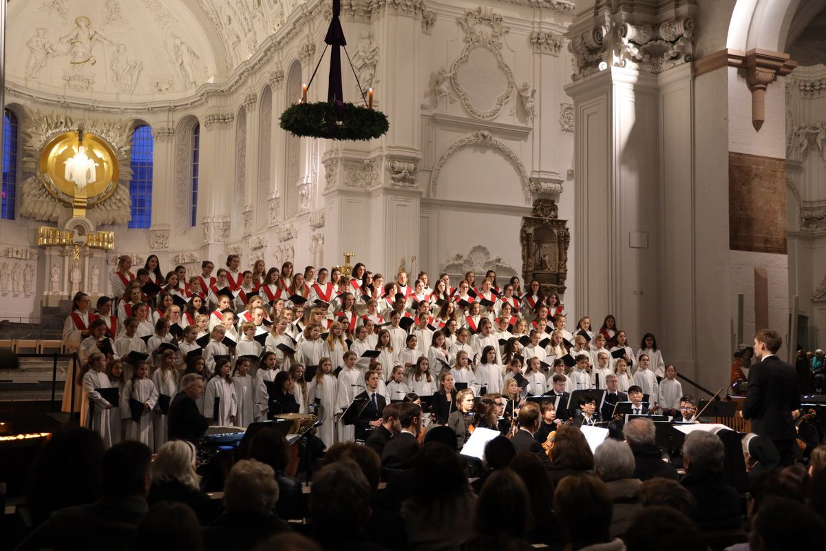 "Weihnachten traditionell" war das Konzert der Mädchenkantorei am Würzburger Dom und des Orchesters Camerata Würzburg unter der Leitung von Domkantor Alexander Rüth am dritten Adventssonntag, 15. Dezember, überschrieben.  "Weihnachten traditionell" war das Konzert der Mädchenkantorei am Würzburger Dom und des Orchesters Camerata Würzburg unter der Leitung von Domkantor Alexander Rüth am dritten Adventssonntag, 15. Dezember, überschrieben.