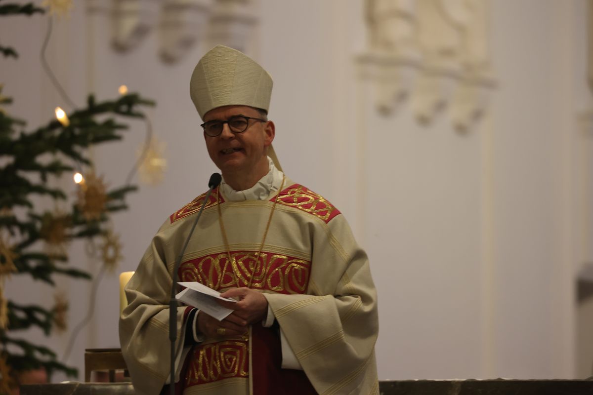 Mit einer Prozession vom Neumünster zum Kiliansdom und einer Pontifikalmesse hat Bischof Dr. Franz Jung am Dienstag, 31. Dezember, in Würzburg für das Bistum das Heilige Jahr eröffnet. Es steht unter dem Motto "Pilger der Hoffnung". 