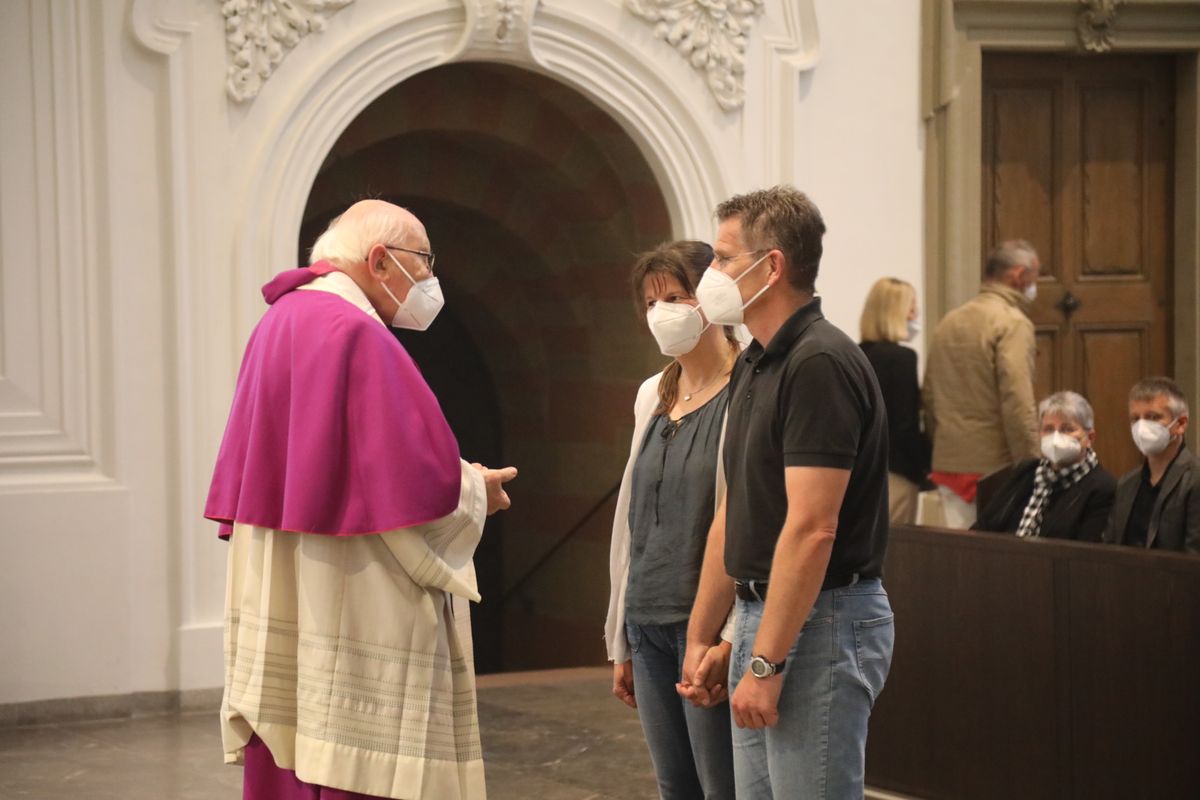 2721/0637-Dankgottesdienst für Ehejubilare mit Bischof Dr. Franz Jung_28320 Bischof Dr. Franz Jung hat am Mittwochabend, 30. Juni, einen Gottesdienst im Würzburger Kiliansdom gefeiert.