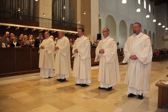 Die neuen Ständigen Diakone bei der Weihe in der Abteikirche Münsterschwarzach am 20. Oktober 2012 (von links): Uwe Schaub (Zeuzleben), Bernd Wagenhäuser (Untertheres), Manfred Müller (Lohr am Main), Horst Conze (Schondra) und Jochen Lauterwald (Burglauer).