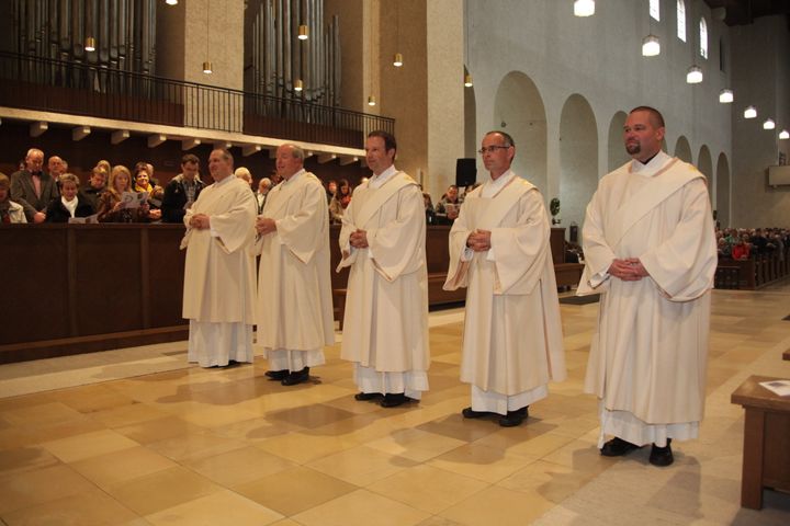 Die neuen Ständigen Diakone bei der Weihe in der Abteikirche Münsterschwarzach am 20. Oktober 2012 (von links): Uwe Schaub (Zeuzleben), Bernd Wagenhäuser (Untertheres), Manfred Müller (Lohr am Main), Horst Conze (Schondra) und Jochen Lauterwald (Burglauer).