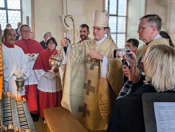 Weihbischof Paul Reder inzensiert die sanierte Orgel in der Pfarrkirche Sankt Justinus mit Weihrauch. Weihbischof Paul Reder inzensiert die sanierte Orgel in der Pfarrkirche Sankt Justinus mit Weihrauch.