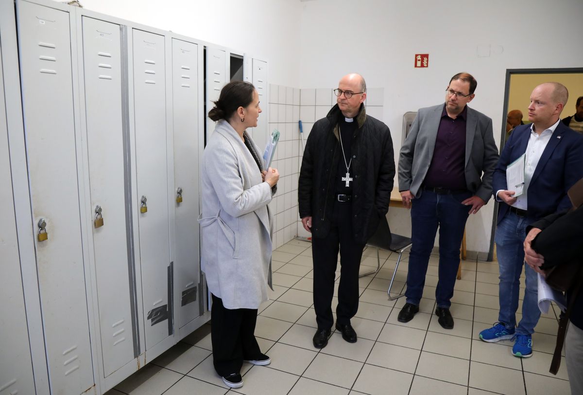 In der Gemeinschaftsküche gibt es abschließbare Schränke für die Vorräte der Bewohnerinnen und Bewohner. Einrichtungsleiterin Julia Scheer (links) mit Bischof Dr. Franz Jung, Dr. Jan Stumpner und Benjamin Kraus. In der Gemeinschaftsküche gibt es abschließbare Schränke für die Vorräte der Bewohnerinnen und Bewohner. Einrichtungsleiterin Julia Scheer (links) mit Bischof Dr. Franz Jung, Dr. Jan Stumpner und Benjamin Kraus.