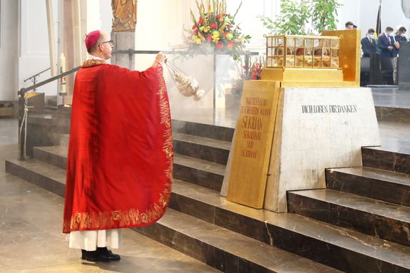 2721/0654 Kiliani Eröffnungsgottesdienst mit Bischof Jung_28590 Die Frankenapostel als "Würzburger Gründungsteam" sind ein Vorbild für die Teamarbeit in den Pastoralen Räumen. Das hat Bischof Dr. Franz Jung beim feierlichen Pontifikalgottesdienst zur Eröffnung der Kiliani-Wallfahrtswoche 2021 am Sonntag, 4. Juli, im Würzburger Kiliansdom gesagt.