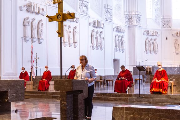 Bischof Dr. Franz Jung hat am Hochfest der Frankenapostel, Donnerstag, 8. Juli, mit haupt- und ehrenamtlichen Mitarbeiterinnen und Mitarbeitern der Caritas ein Pontifikalamt im Würzburger Kiliansdom gefeiert.
