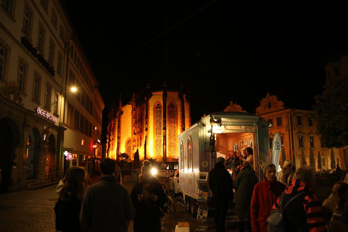 Die „Bauwagenkirche” auf dem Marktplatz lud ein zu Gesang, Gesprächen und geistlichen Impulsen.