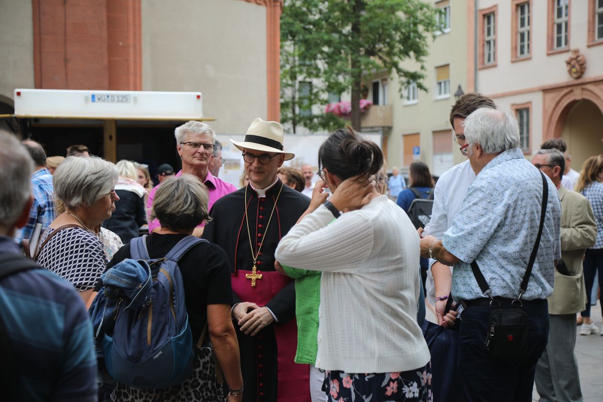 Auch Bischof Dr. Franz Jung nahm sich Zeit für Gespräche.