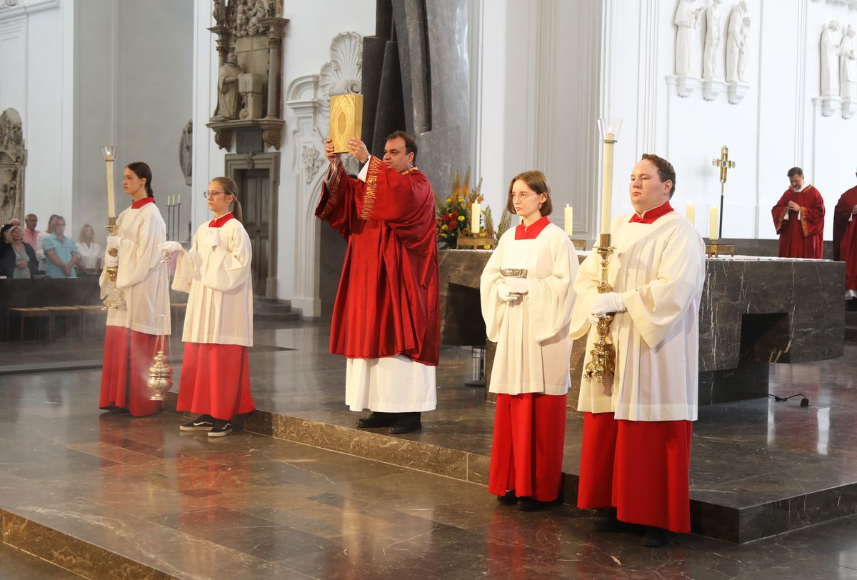 Bischof Dr. Franz Jung feierte am Donnerstag, 10. Juli 2025, einen Kiliani-Wallfahrtsgottesdienst mit Gläubigen aus der Region Würzburg. Eine Begegnung auf dem Kiliansplatz schloss sich an.