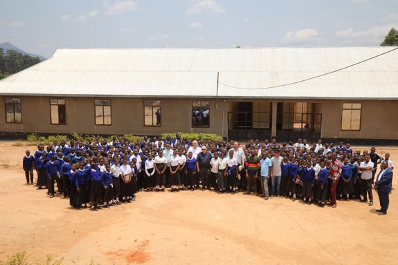 Besuch bei der Partnerschule der Maria-Ward-Realschule Würzburg. Die Fenster im Hintergrund wurden mit Spenden finanziert. Besuch bei der Partnerschule der Maria-Ward-Realschule Würzburg. Die Fenster im Hintergrund wurden mit Spenden finanziert.