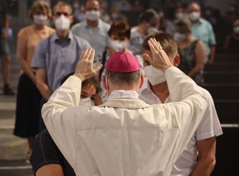 Mit rund 100 Ehepaaren aus der ganzen Diözese hat Bischof Dr. Franz Jung am Montagabend, 28. Juni, einen Gottesdienst im Würzburger Kiliansdom gefeiert. Eingeladen waren Ehejubilare, die in den Jahren 2020 und 2021 ihr silbernes Ehejubiläum feiern. Nach dem Gottesdienst ließen sich die Ehepartner von Bischof Jung und weiteren Priestern und Diakonen mit Abstand segnen.